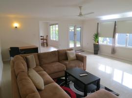 Edge Hill Clean & Green Cairns, 7 Minutes from the Airport, 7 Minutes to Cairns CBD & Reef Fleet Terminal，位于凯恩斯的酒店