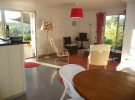 Splendide vue Pyrénées, Rez de jardin 2 chambres，位于Montjoie-en-Couserans的酒店