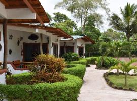 Piedras Blancas Lodge，位于阿约拉港特温斯湖附近的酒店