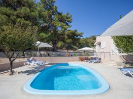 The Olive Grove Villa Private Pool with star links WiFi，位于塞奥洛戈斯的酒店