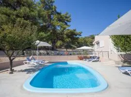 The Olive Grove Villa Private Pool with star links WiFi