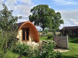 Campion Glamping Pod，位于切尔滕纳姆的酒店