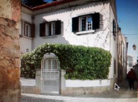 3 Bedroom Town House - Historic Centre of Cascais. 100 mts from the beach and centre of Cascais，位于卡斯卡伊斯的Spa酒店