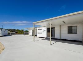 Rocks Retreat Cabin - Dolphin，位于Carpenter Rocks的酒店