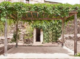CAN BALDIRET，位于La Vall de Santa Creu桑特佩尔德罗德斯修道院附近的酒店