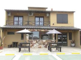 Hosteria Los Troncos，位于圣克拉拉德尔马尔的酒店