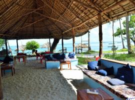 Juani beach bungalows，位于基林多尼卢菲吉马菲亚奇尔瓦海洋保护区附近的酒店