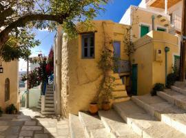 Traditional Medieval Stone house in "Ano Syros"，位于阿诺锡罗斯的酒店