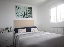 LITTLE PEACEFUL RETREAT Room with bath, Heating, Terrace, Free Wifi Fridge Easy parking，位于Nueva Andalucia的酒店