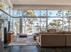 Baragoola Retreat - Luxury Waterfront Property，位于Sandford的酒店