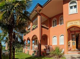 Villa Telli，位于加尔达的带泳池的酒店