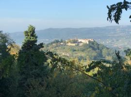 House in Central Todi with Sensational Views of Surrounding Countryside，位于托迪的度假屋