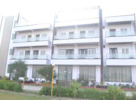 HOTEL RAJ PALACE，位于Khānpur的酒店