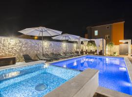 Exquisite Villa with Private bubble bath in Greba tica，位于格雷巴蒂卡的带泳池的酒店