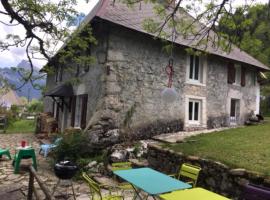 Charmante maison familiale，位于圣皮耶尔德沙尔特勒斯的滑雪度假村