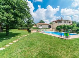 Villa Catarina with Beautiful and Spacious Garden and Pool，位于Kringa的度假屋