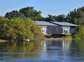 Zambezi Mubala Lodge，位于卡蒂马穆利洛的带泳池的酒店