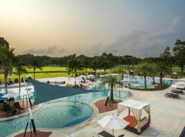 Eastin Thana City Golf Resort Bangkok，位于北榄的带停车场的酒店