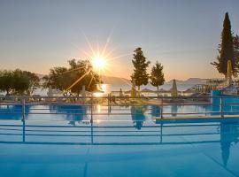 波尔托加里尼海滨度假酒店&Spa，位于尼基亚娜的带泳池的酒店