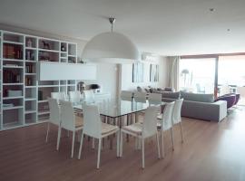 Luxury sea view Apartment in Puerto de Alcudia，位于阿尔库迪亚的酒店