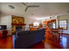 Lakefront holiday villa，位于云加布拉的酒店