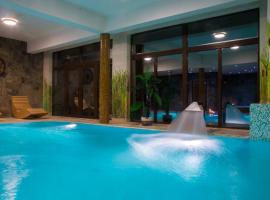 卡林娜spa酒店，位于波拉齐克的带按摩浴缸的酒店