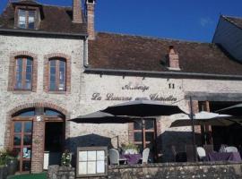 la lucarne aux chouettes，位于Villeneuve-sur-Yonne的酒店