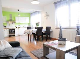 Chez Laurent et Sandrine - parking - jusqu'à 4 chambres - 6 couchages - possibilité de petit-déjeuner - possibilité de spa privatif - piscine à 20 minutes，位于Chantraine的酒店