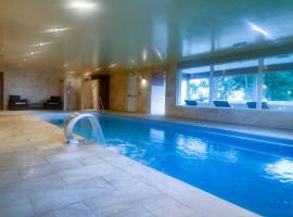 Dunamoy Cottages & Spa，位于Ballyclare的带泳池的酒店
