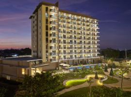Quest Hotel Tagaytay，位于大雅台的带泳池的酒店