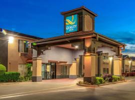 Quality Inn Forest Hill - Fort Worth South，位于Forest Hill的酒店