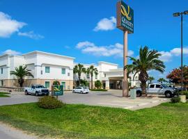 Quality Inn & Suites，位于罗布斯敦的酒店