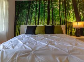 Forest Zen Retreat - King Bed - Stylish - Excellent Rating!!，位于科斯塔梅萨的酒店