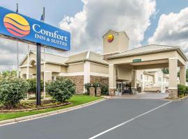 Comfort Inn & Suites Greenwood near University，位于格林伍德的酒店
