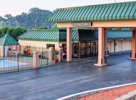 Econo Lodge，位于Rocky Top的木屋