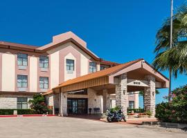品质旅馆及套房酒店，位于布达的带停车场的酒店