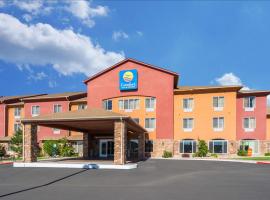 锡达城康福特茵旅馆及套房酒店，位于雪松城雪松城地区机场 - CDC附近的酒店