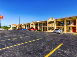 Econo Lodge Christiansburg-Blacksburg I-81，位于克里斯琴斯堡的山林小屋