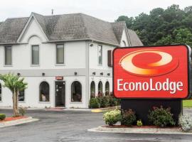 Econo Lodge Chesapeake Route 13 and I-464，位于切萨皮克的山林小屋