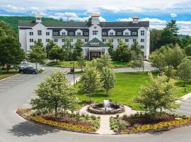 伯克山凯富套房酒店，位于圣约翰斯堡Great Vermont Corn Maze附近的酒店