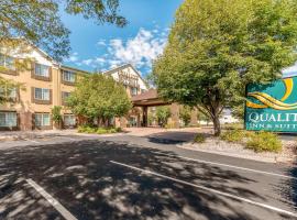 Quality Inn & Suites University Fort Collins，位于柯林斯堡的带按摩浴缸的酒店
