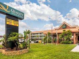Quality Inn & Suites Tarpon Springs South，位于塔彭斯普林斯温特沃斯高尔夫俱乐部附近的酒店