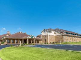 Quality Inn & Suites Bedford West，位于贝德福德的酒店