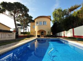 House with Pool and Sea Views，位于阿莱利亚的酒店