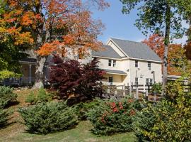 Econo Lodge Sturbridge Route 20，位于斯特布里奇的山林小屋