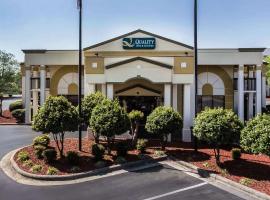 Quality Inn & Suites Mooresville-Lake Norman，位于穆尔斯维尔的酒店