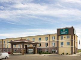 Quality Inn & Suites，位于迈诺特的酒店