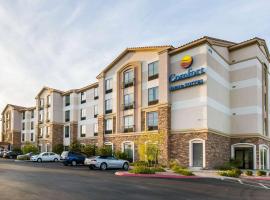 Comfort Inn & Suites Henderson - Las Vegas，位于拉斯维加斯享德森鸟类观赏保护基地附近的酒店