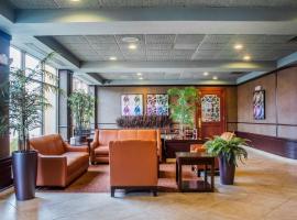 Clarion Hotel & Suites Riverfront，位于奥斯威戈的酒店