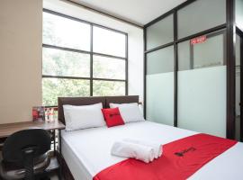 RedDoorz near Eka Hospital BSD City，位于当格浪的旅馆